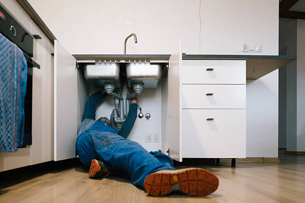 Professional Plumbing technician working in Mistletoe, KY